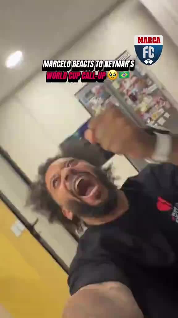 发自内心的激动😄！马塞洛得知内马尔入选世界杯名单后的状态